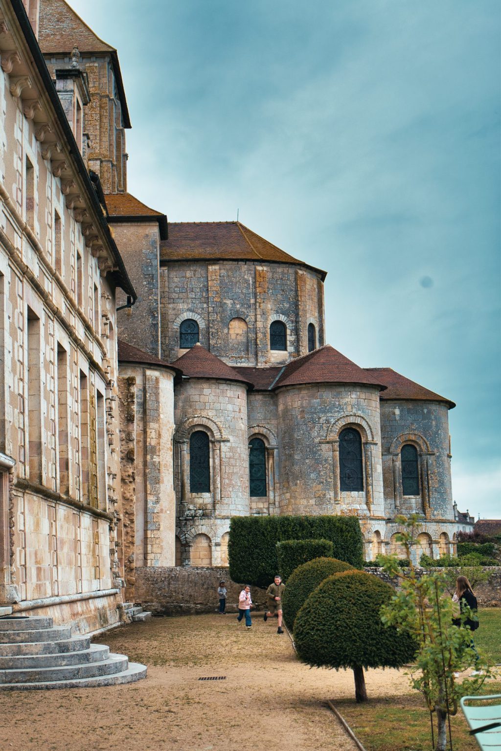 Chevet roman et bâtiments conventuels de l'abbaye de Saint-Savin-sur-Gartempe, dans la Vienne