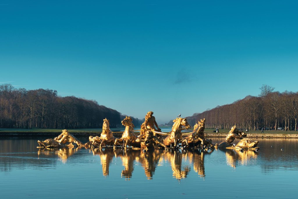 Char doré d'Apollon et ses chevaux émergeant de l'eau du bassin d'Apollon, devant le Grand Canal du château de Versailles