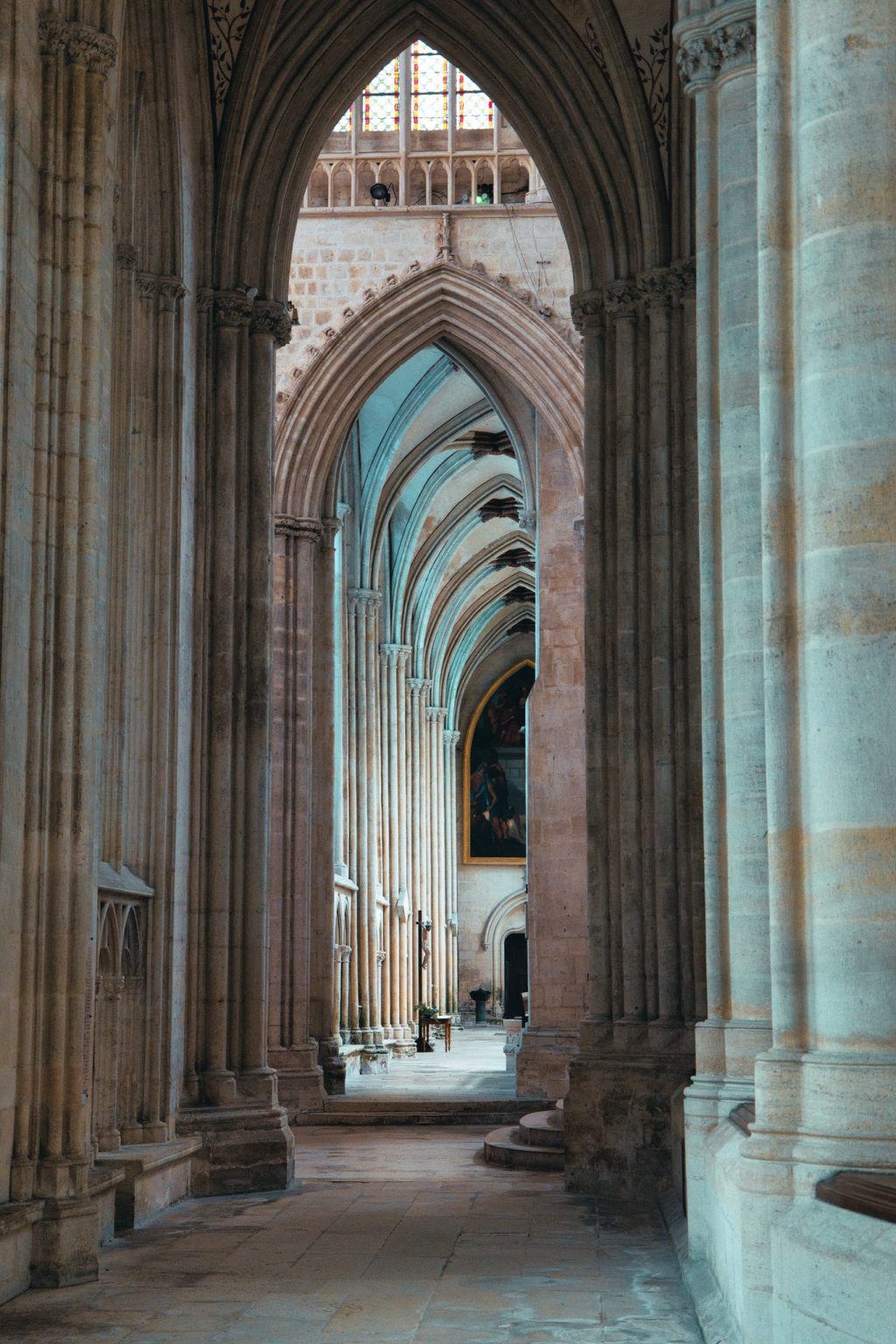 Arcades et piliers gothiques ouvrant sur un bas-côté de la cathédrale Notre-Dame de Sées, en Normandie
