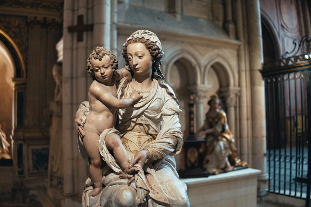 Sculpture d'une Vierge à l'Enfant dans une chapelle de la cathédrale Saint-Julien du Mans