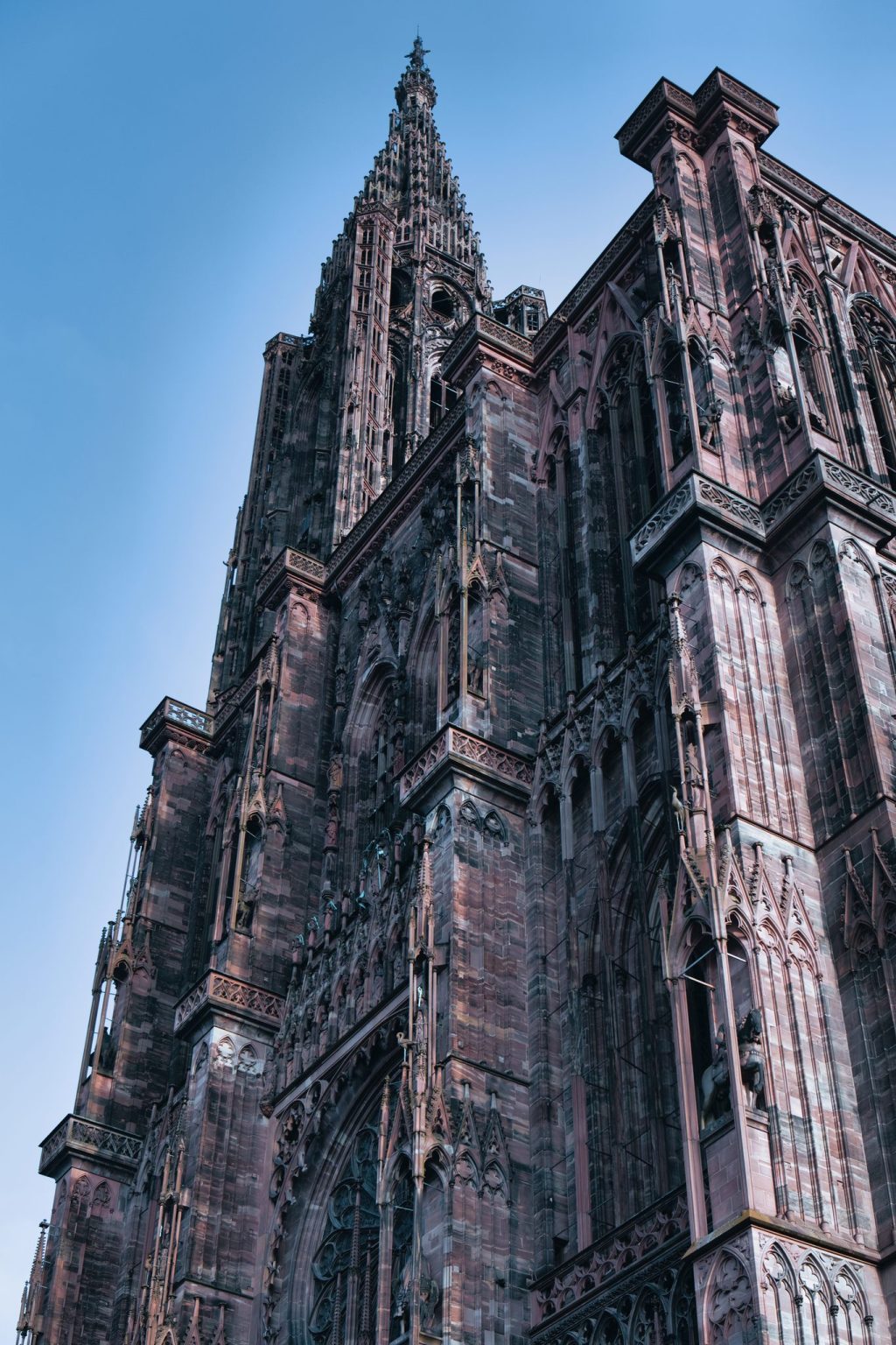 Façade et flèche en grès rose de la cathédrale Notre-Dame de Strasbourg, vues en contre-plongée