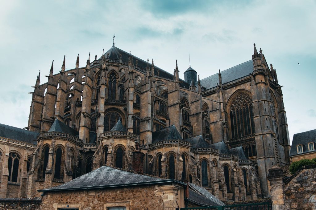 Chevet gothique de la cathédrale Saint-Julien du Mans avec ses chapelles rayonnantes et sa forêt d'arcs-boutants
