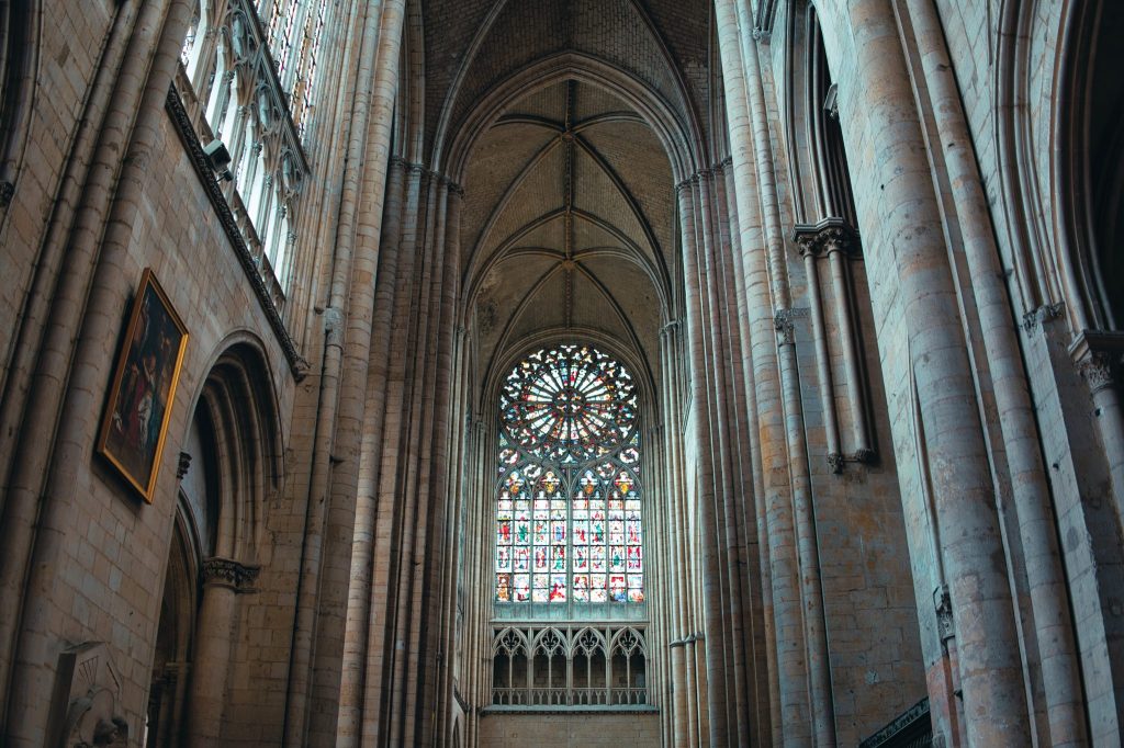 Piliers élancés et rose à vitraux colorés de la cathédrale Saint-Julien du Mans