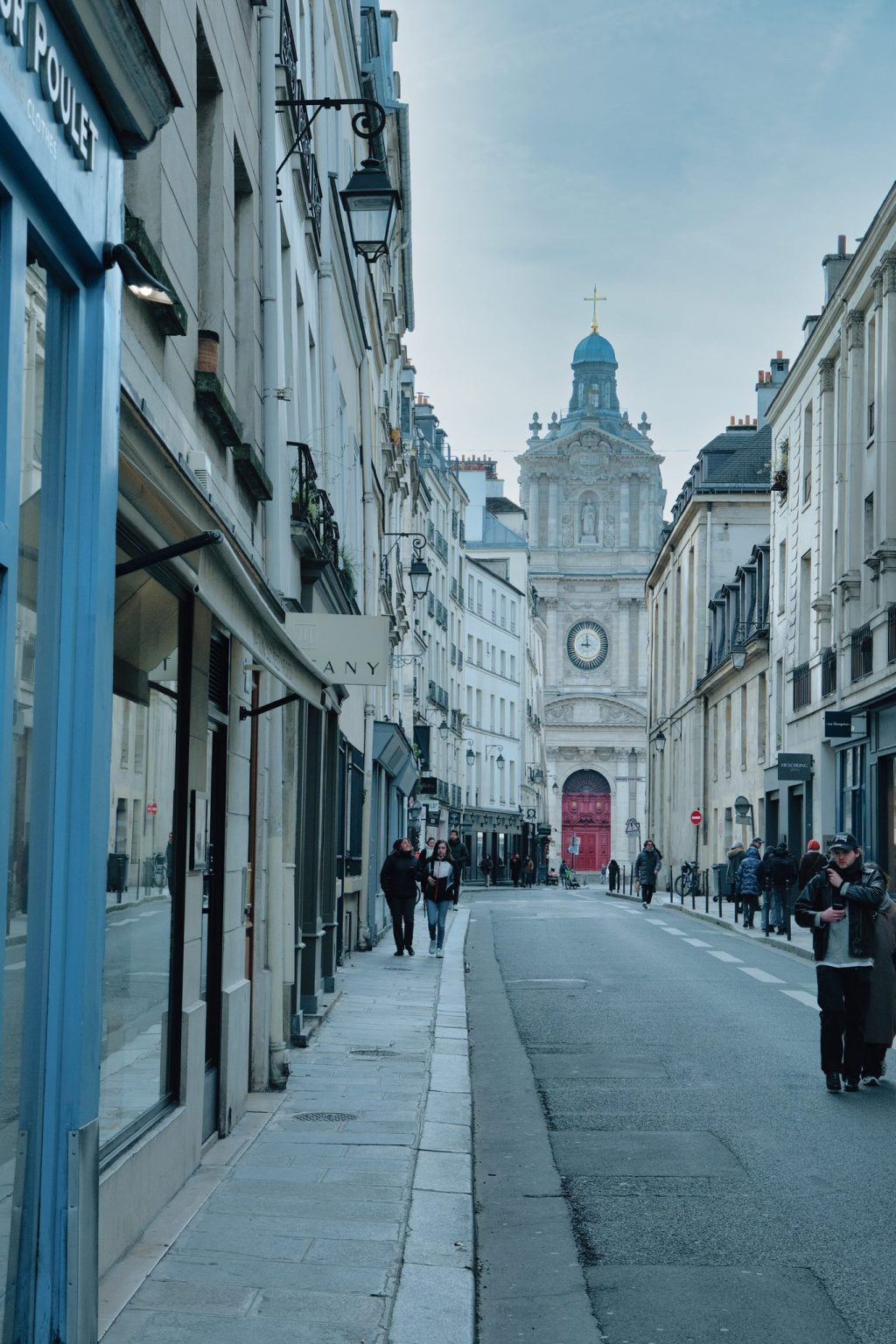 Rue du Marais menant à la façade et au dôme de l'église Saint-Paul-Saint-Louis, à Paris