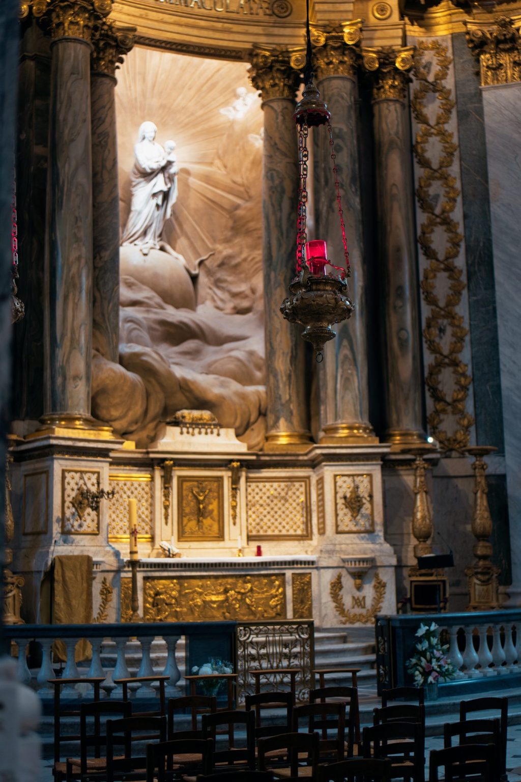 Statue de la Vierge à l'Enfant dans une gloire, au-dessus de l'autel doré de la chapelle de la Vierge de l'église Saint-Sulpice à Paris