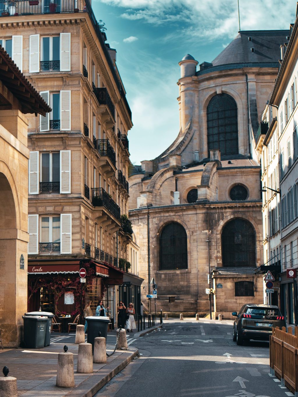 Chevet de l'église Saint-Sulpice et sa chapelle axiale à coupole, entre deux immeubles du 6e arrondissement de Paris