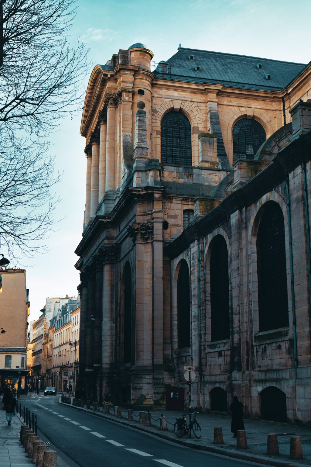 Façade latérale de l'église Saint-Sulpice et rue du 6e arrondissement de Paris en fin de journée
