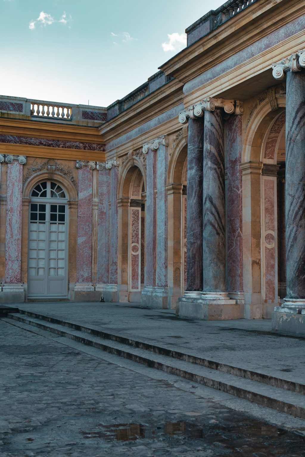 Colonnes et pilastres de marbre rose du péristyle du Grand Trianon, dans le domaine de Versailles