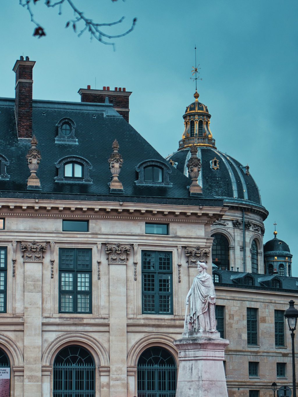 Façade classique, statue et dôme de l'Institut de France, quai de Conti à Paris