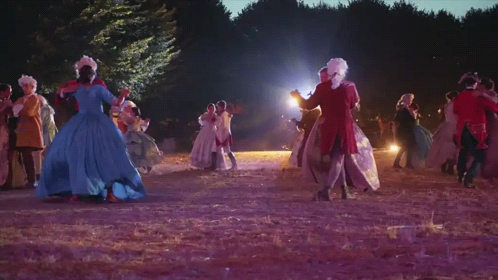 Bal en costumes du XVIIIe siècle lors du spectacle historique « Ma vie pour le roi », à Sées dans l'Orne