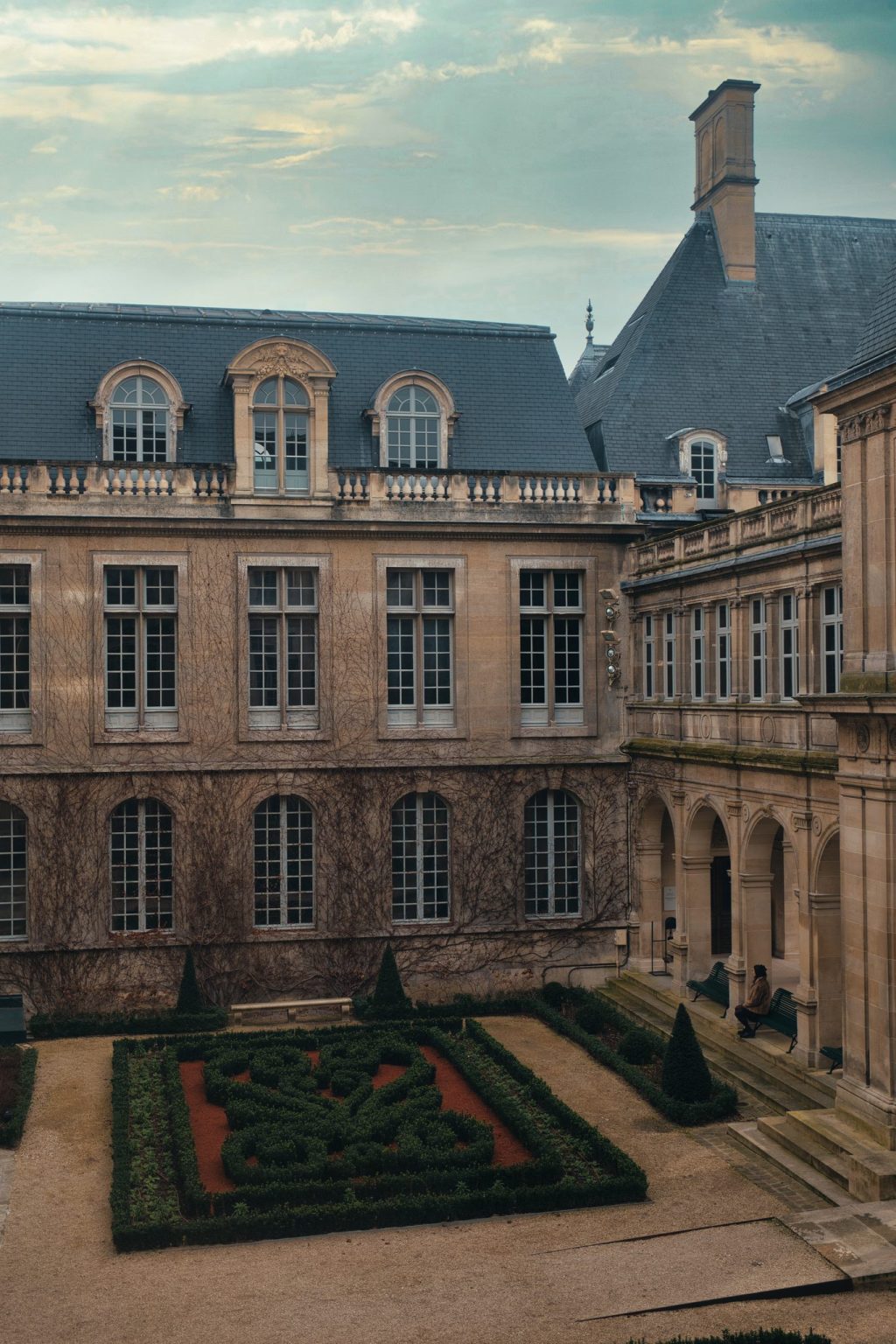 Jardin à la française et façades de l'hôtel Carnavalet, musée de l'histoire de Paris, dans le Marais