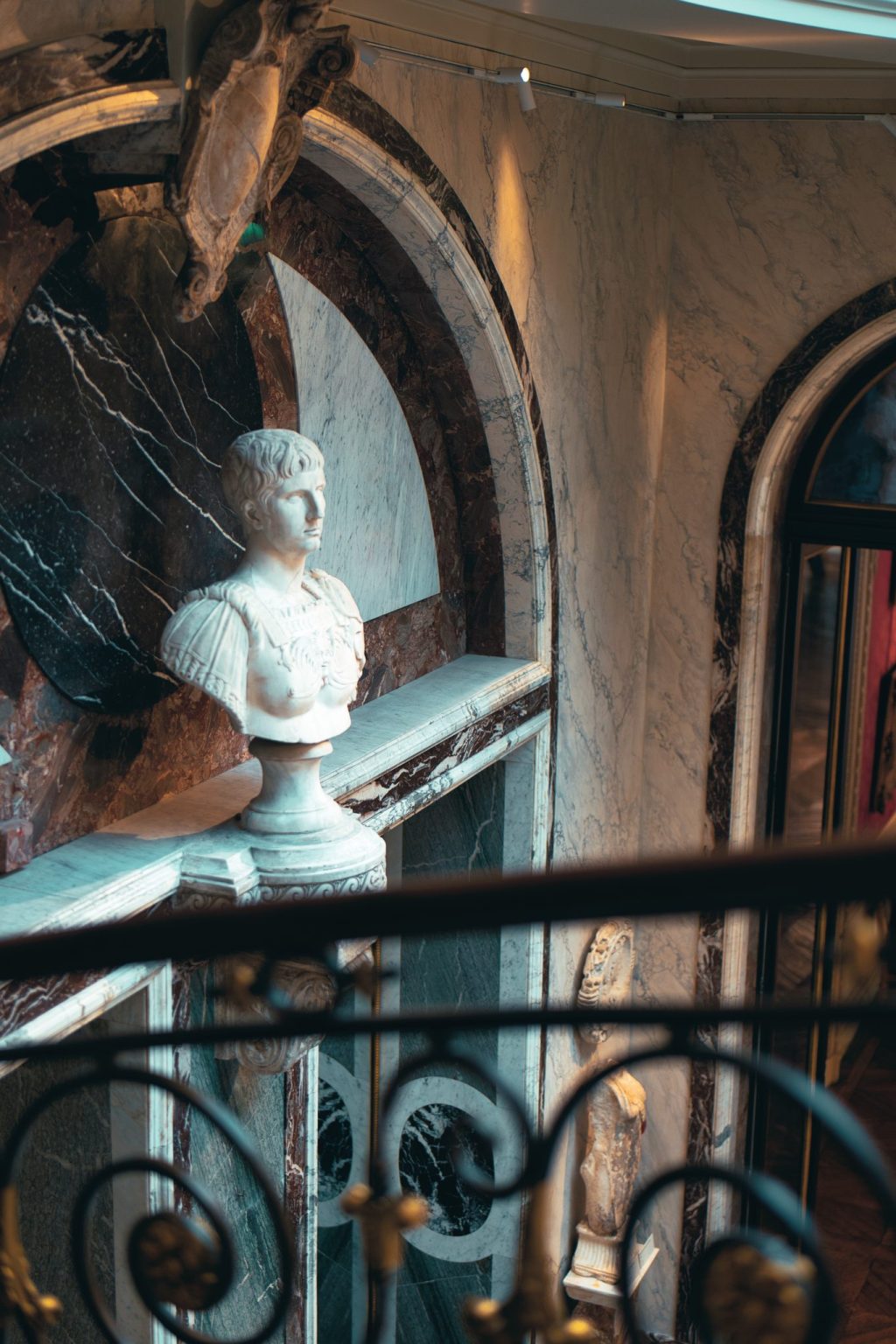 Buste en marbre blanc à l'antique dans une niche de marbres polychromes, au musée Jacquemart-André à Paris