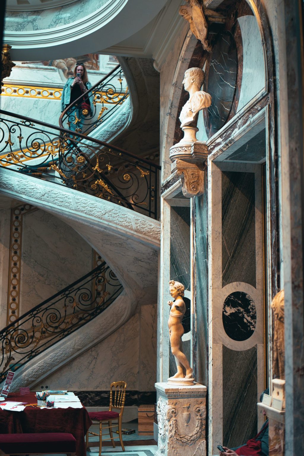 Escalier à double révolution, rampes en fer forgé doré et sculptures en marbre du musée Jacquemart-André à Paris