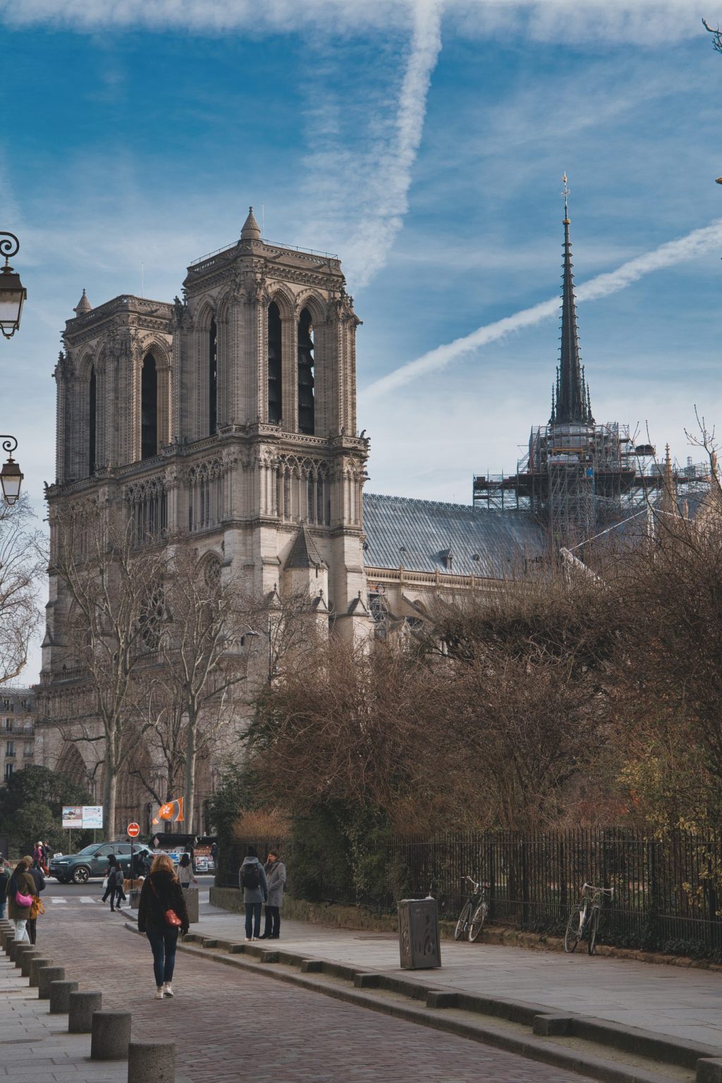 Tours de la façade et flèche reconstruite de la cathédrale Notre-Dame de Paris sous un ciel bleu