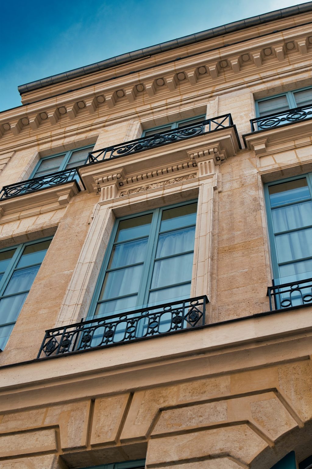 Façade en pierre de taille et balcons en fer forgé d'un immeuble de la rue Cassette, dans le 6e arrondissement de Paris