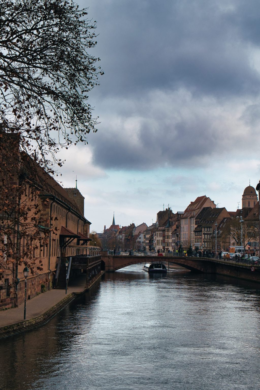 L'Ill bordée de façades anciennes et de maisons alsaciennes, sous un ciel d'hiver, à Strasbourg
