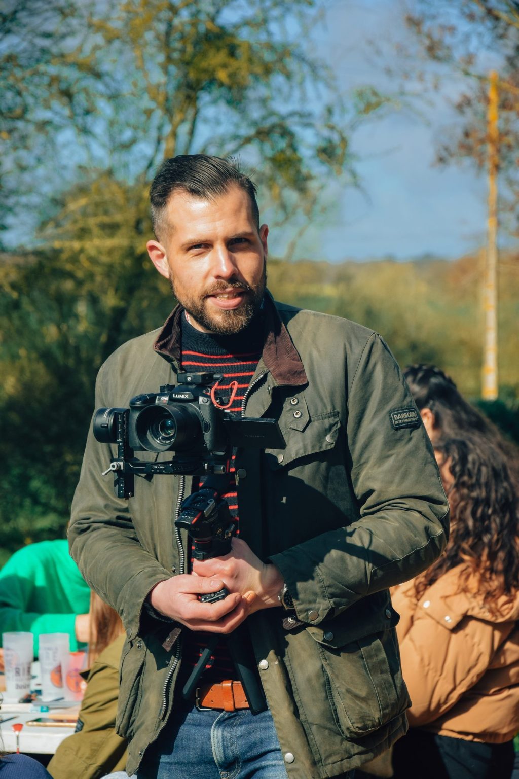Victor Aubert, vidéaste et producteur de films en Normandie, tenant un appareil Lumix monté sur stabilisateur